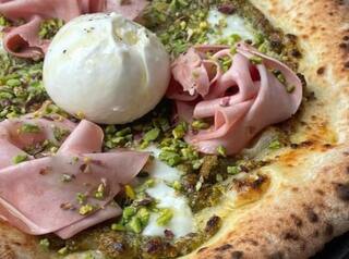 pizza mortadella e pistacchio